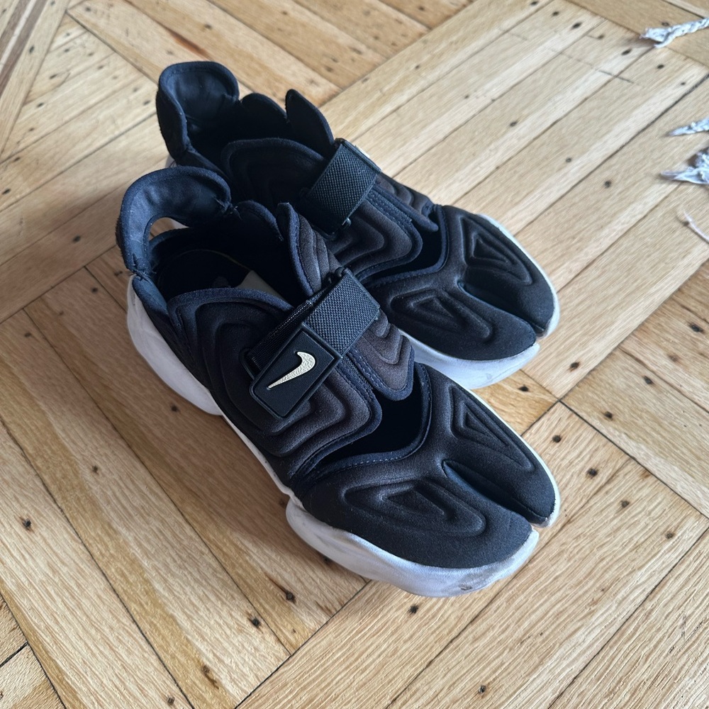 Nike Air Rift Tabi Sneakers